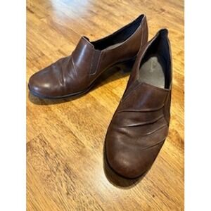 Clarks Brown Leather Pleated Slip On Loafers Block Heel Shoes Womens 9M Classic